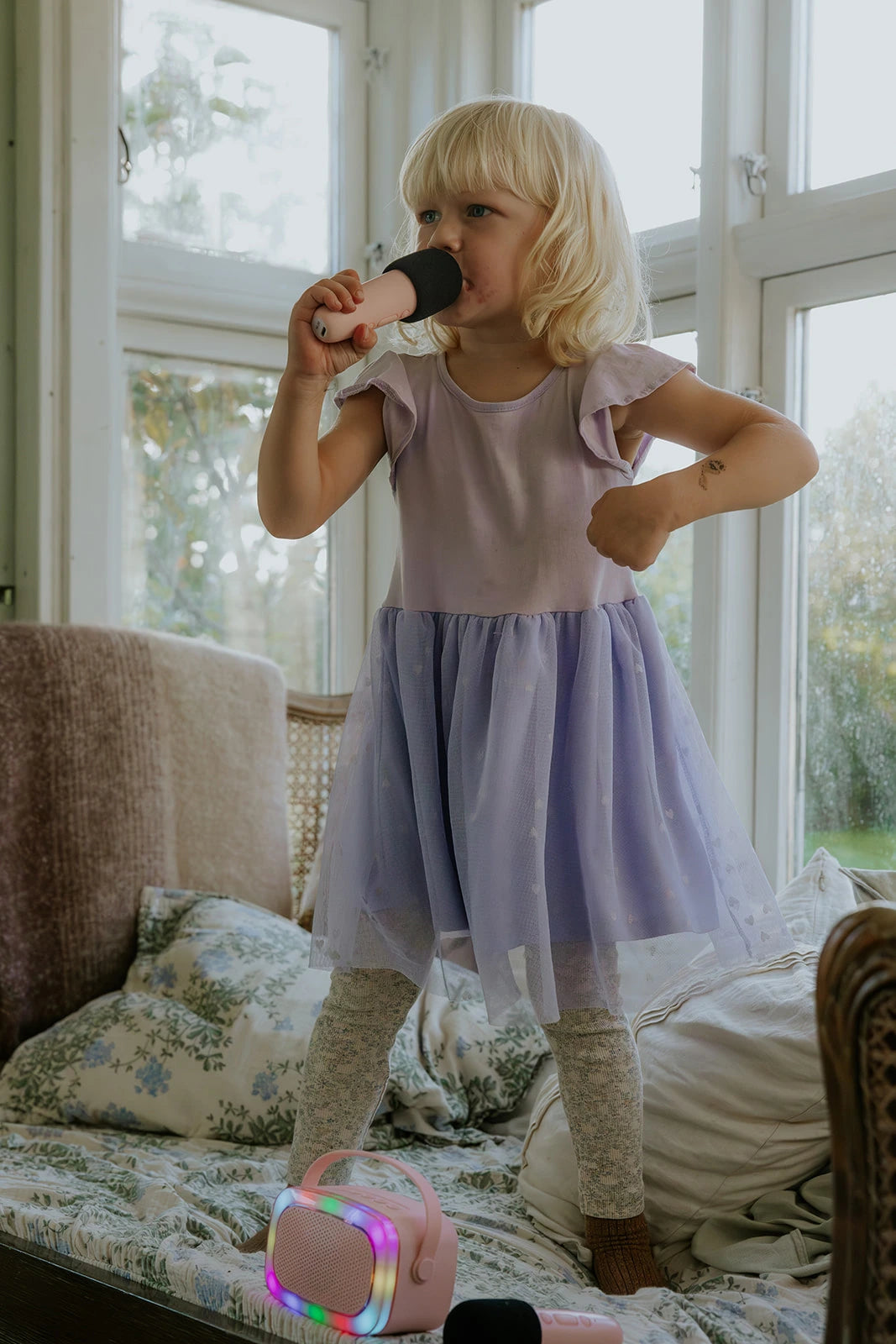 LALARMA KARAOKE WITH LIGHTS AND TWO MICROPHONE - Pink